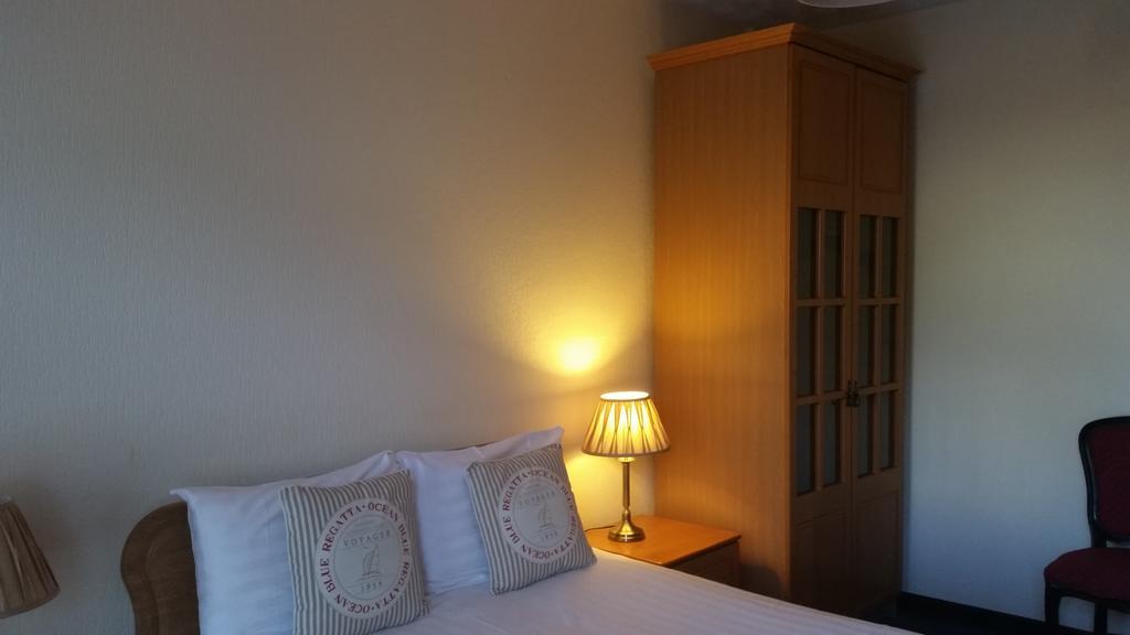 Halfway House Hotel Larne Room photo