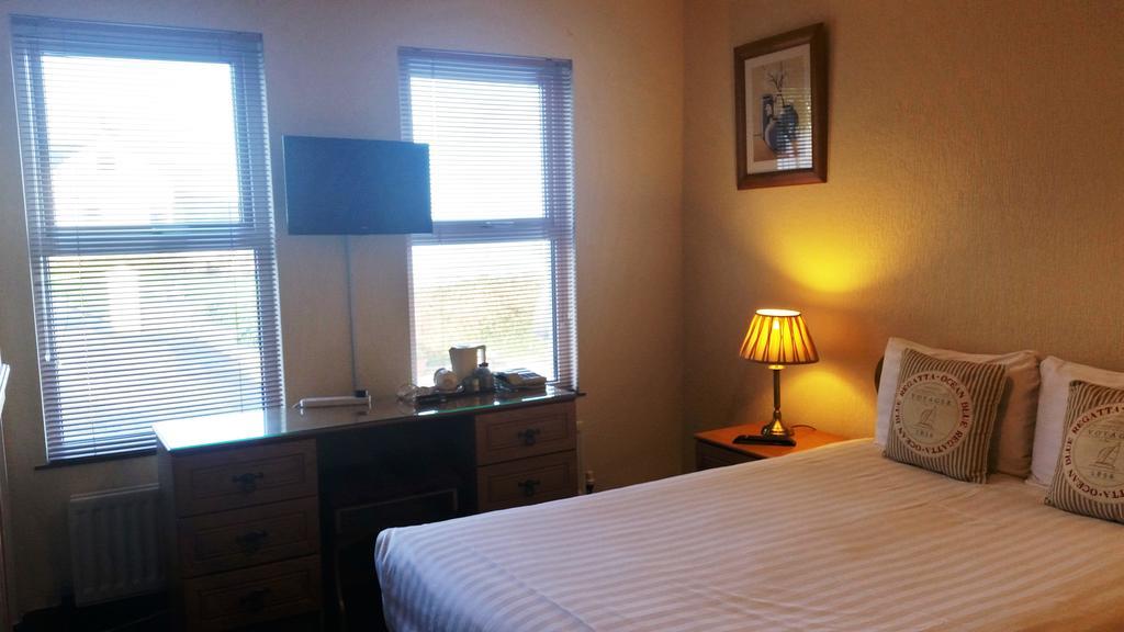 Halfway House Hotel Larne Room photo