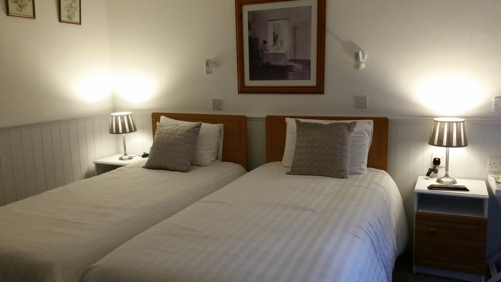 Halfway House Hotel Larne Room photo