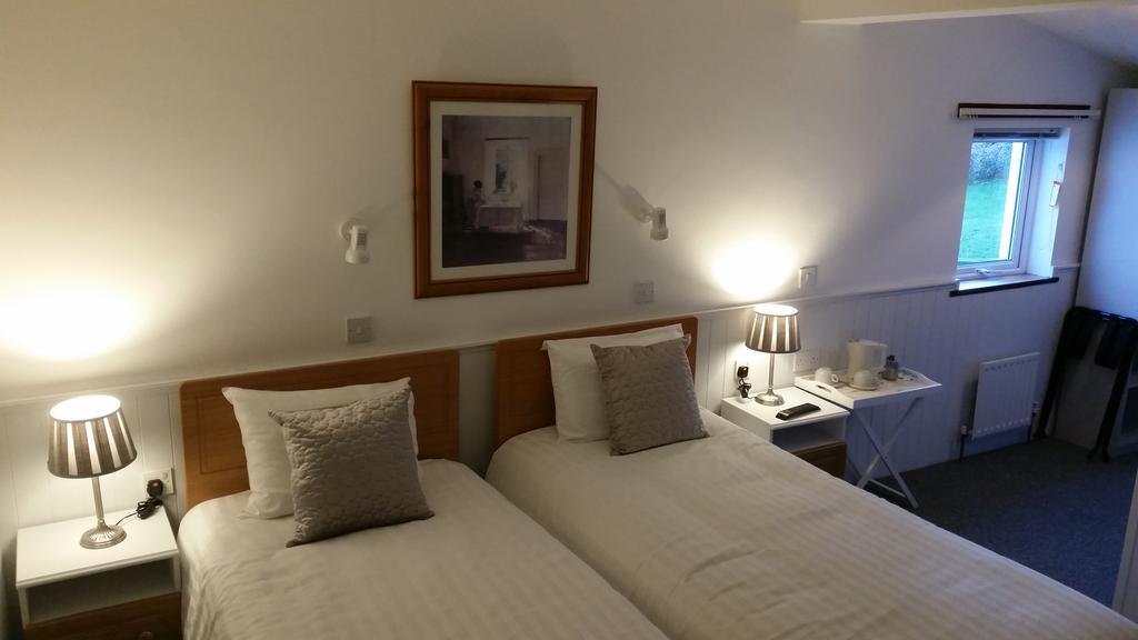 Halfway House Hotel Larne Room photo