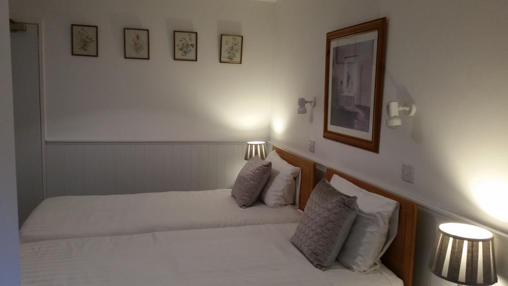 Halfway House Hotel Larne Room photo