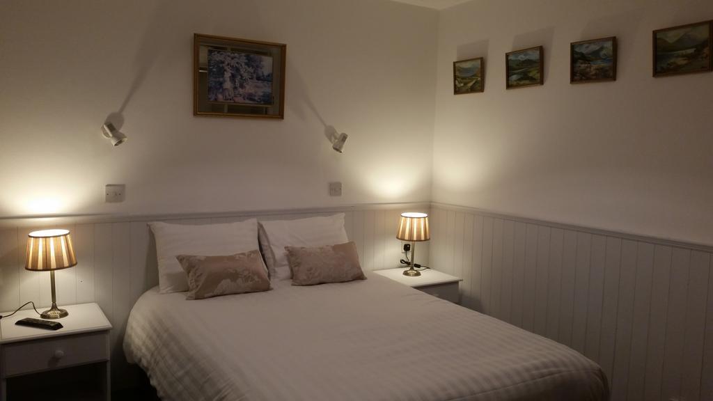 Halfway House Hotel Larne Room photo