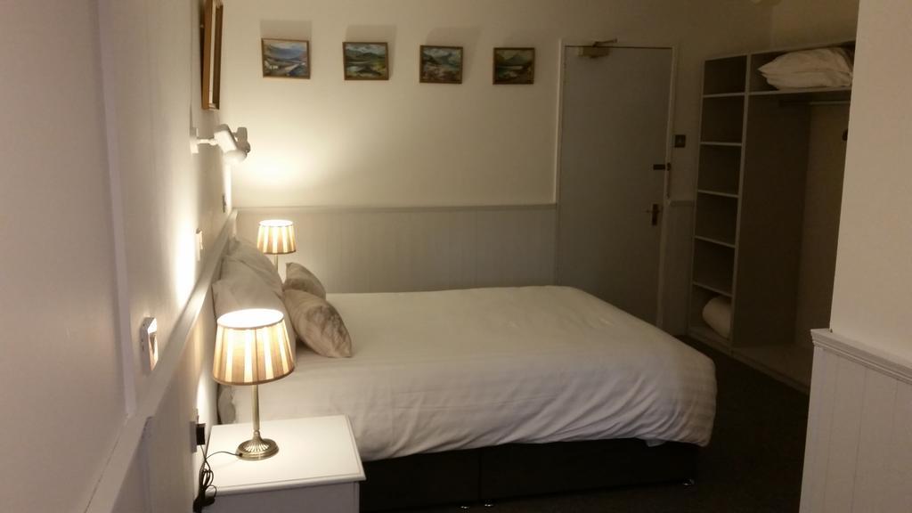 Halfway House Hotel Larne Room photo