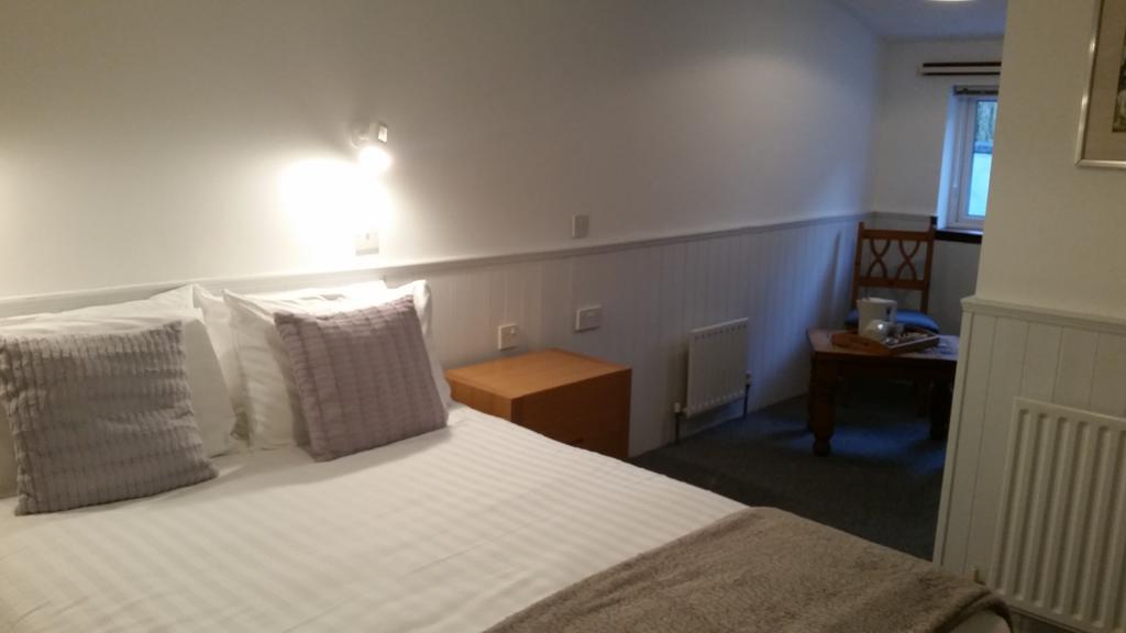 Halfway House Hotel Larne Room photo