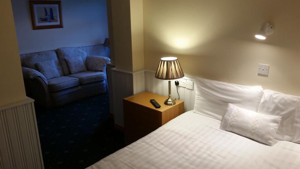 Halfway House Hotel Larne Room photo