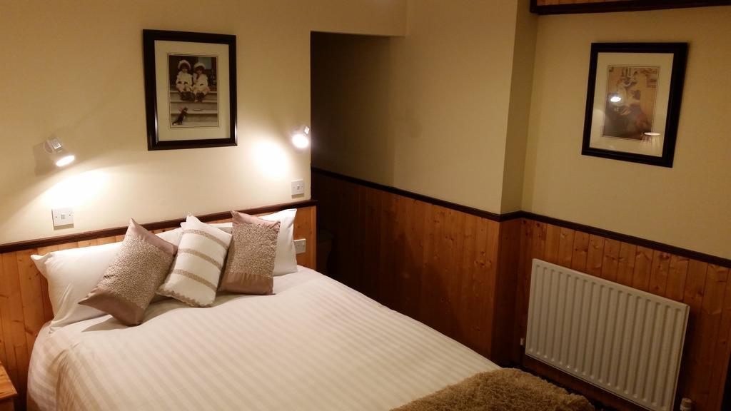 Halfway House Hotel Larne Room photo