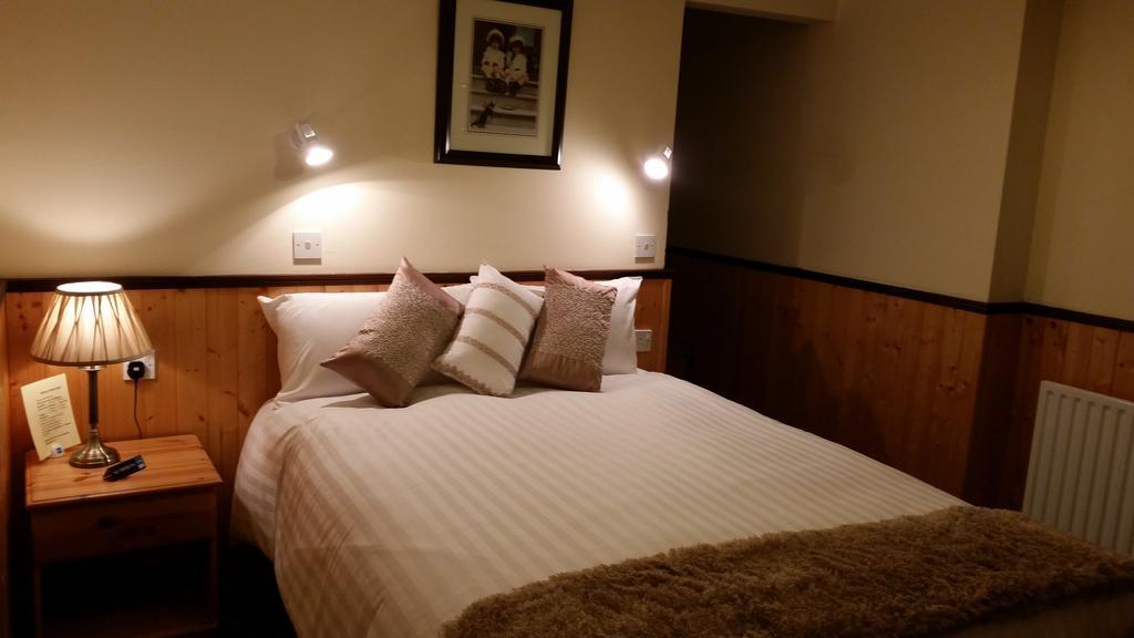 Halfway House Hotel Larne Room photo