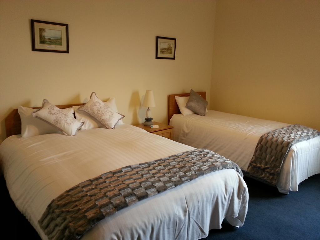Halfway House Hotel Larne Room photo